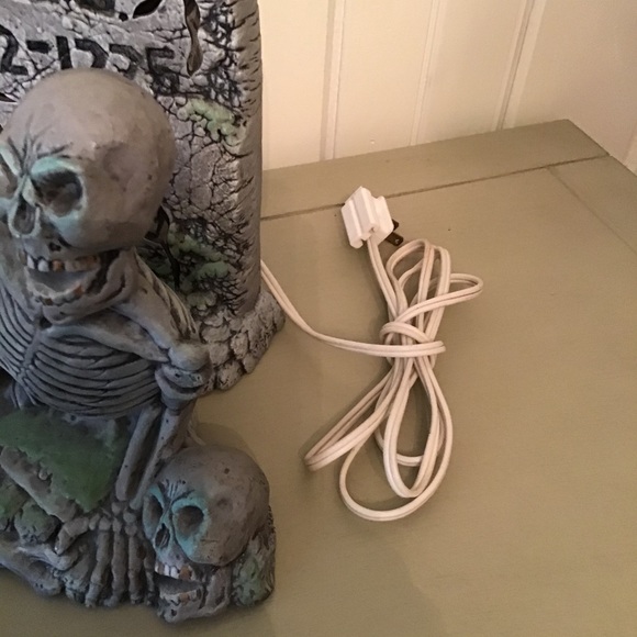 HALLOWEEN LIGHTED CERAMIC SKELETON - Picture 12 of 12